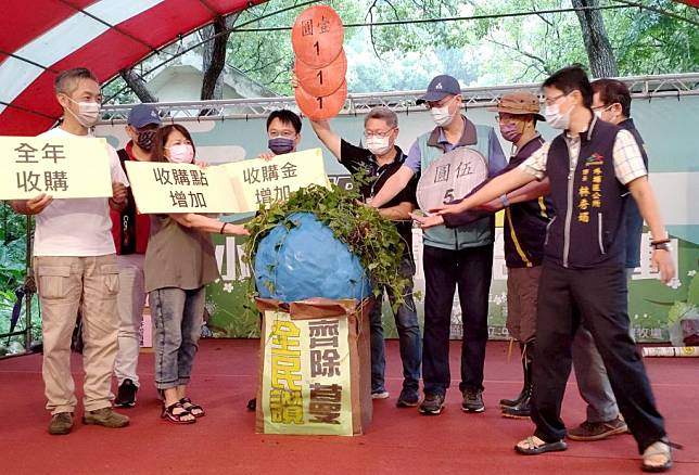 台中市農業局舉辦小花蔓澤蘭防治啟動日活動，鼓勵市民一起清除「綠癌」，共同守護原生植物，維護生態環境。（記者陳金龍攝）