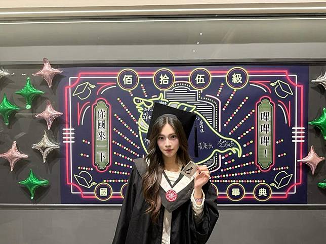 李紫嫣開心分享畢業照。翻攝李紫嫣臉書