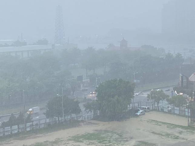 高雄市區清晨雷雨交加，白天有如黃昏，前鎮區一處棒球練習場出現積水情形。（圖：溫蘭魁攝）