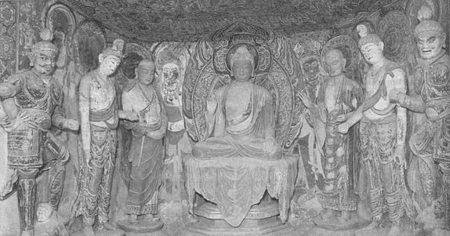 ถ้ำที่มีศิลปะของราชวงศ์ถัง รูปปั้นทั้ง ๗ องค์นี้คือ พระสัมมาสัมพุทธเจ้าประทับนั่งบนแท่น ด้านซ้ายคือพระมหากัสสปะ พระโพธิสัตว์ และพระโลกบาล ด้านขวาคือ พระอานนท์ พระโพธิสัตว์ และพระโลกบาล (ภาพจากบทความ “ตุนหวง มงกุฎแห่งพุทธศิลป์ บนเส้นทางสายแพรไหม” โดย ปริวัฒน์ จันทร)
