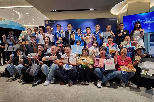 8縣市政府代表與產業界人士共同見證「中台灣地方產業創新研發聯合成果展」。（圖／方詠騰攝）