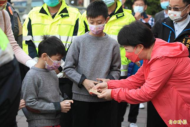 大年初二，台中市長盧秀燕到各宮廟發小紅包。(記者歐素美攝)