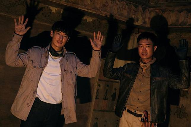 李帝勳（左）和趙宇鎮在片中攜手潛入陵墓偷寶物。（龍祥電影提供）