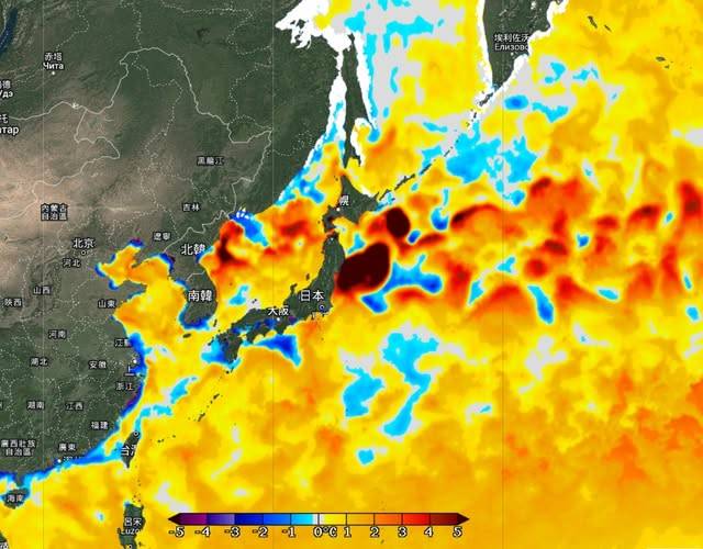 鄭明典22日曬出海溫圖感嘆，雖然冬季海溫稍降，但和氣候平均值相比，海溫仍然偏暖。 圖：翻攝自鄭明典臉書