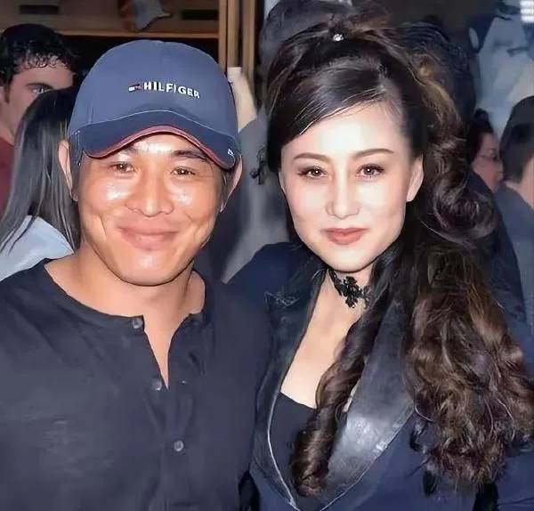 李連杰（左）和第二任妻子利智恩愛多年。翻攝小羲里汁微博