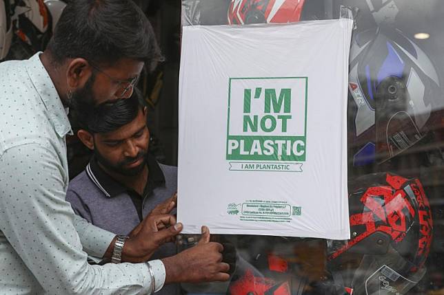 2022年7月1日，印度政府宣布禁止使用、生產、進口及銷售19項「一次性塑膠」製品，包括免洗餐具、吸管、糖果盒薄膜包裝等。（AP）