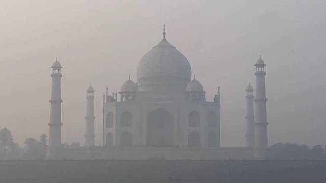 泰姬瑪哈陵（Taj Mahal）籠罩在濃霧當中。（圖／路透社）