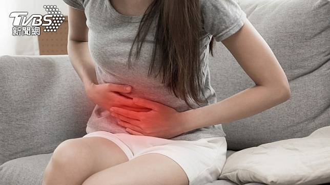 一名25歲女子腹部疼痛就醫驚覺罹癌王。（示意圖／shutterstock達志影像）