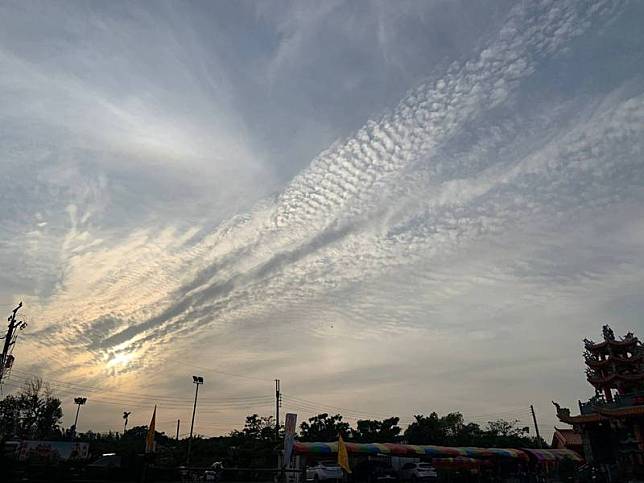 台中市天空出現「祥龍獻瑞」？台中氣象站表示，是卷積雲，象徵天氣可能轉陰　。(民眾提供)