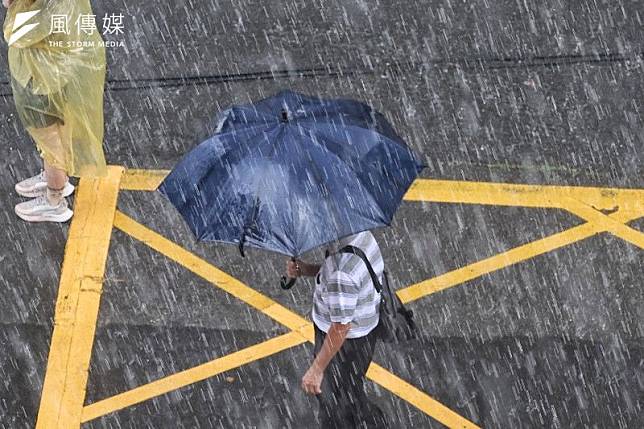 下雨天不能在陽台曬衣服，不少民眾會利用除濕機在室內晾乾衣物，也會有人購買除濕劑或除濕盒放在衣櫥、鞋櫃，或家中角落使用。（資料照，柯承惠攝）