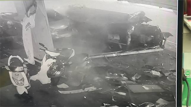 最新／台中驚悚車禍！休旅車不明原因猛撞對向機車　2騎士失去生命跡象搶救中