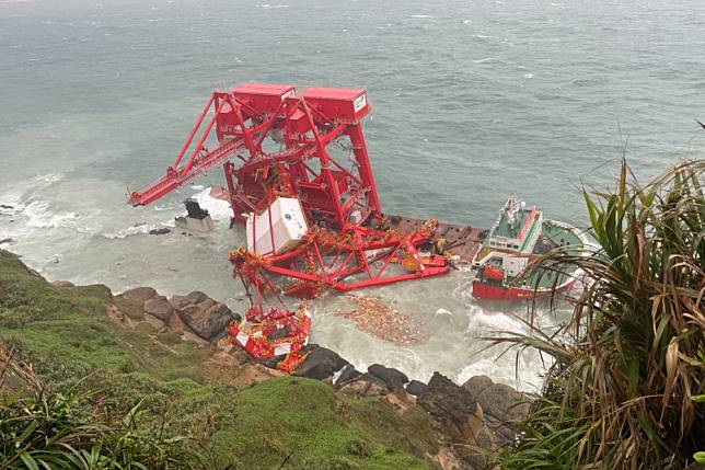 「鈺洲啟航」貨輪今天（31日）上午已有2台橋式起重機卡在野柳岸邊礁石邊，恐怕會斷裂漏油，對海洋造成汙染。（新北市環保局提供）