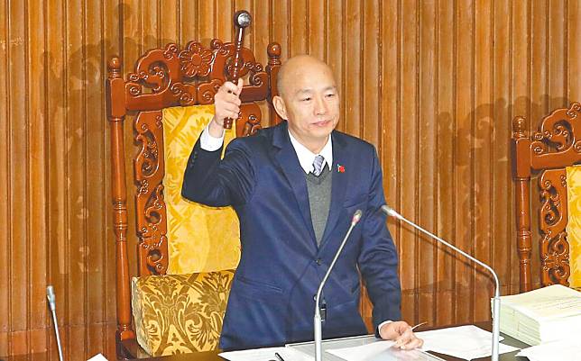 立法院長韓國瑜敲下議事槌，三讀通過《警察人員人事條例修正案》，而《公務人員退休資遣撫卹法》修正法案，將於下會期續推。（資料照／黃世麒攝）