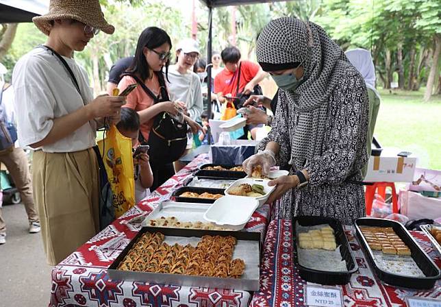 「2024 Eid-al-Fitr in Taipei 尋味台北 齊賀開齋」活動 14日在大安森林公園登場，吸引不少民眾參觀市集， 體驗穆斯林文化及品嚐美食料理。 中央社記者謝佳璋攝 113年4月14日