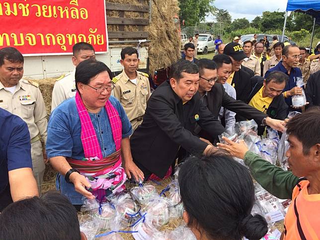 “ประภัตร” ลงพื้นที่ศรีสะเกษ มอบถุงยังชีพผู้ประสบภัยพิบัติน้ำท่วม ตรวจเยี่ยมจุดอพยพสัตว์