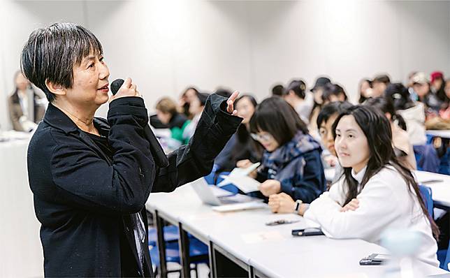 香港都會大學人文社會科學院田家炳中華文化中心及創意藝術學系合辦「一部作品是由無數失敗煉成的」講座，作家黃碧雲受邀與師生分享過往創作的歷程。（香港都會大學創意藝術學系學生周梓鋒及謝明祖攝）