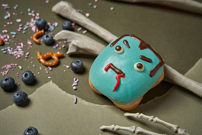 「吸血鬼 德古拉」香濃的巧克力包裹在Q彈的甜甜圈上，搭配清爽的藍莓卡士達內餡，白巧克力炯炯有神的眼睛，邪惡又可愛的造型，讓你捨不吃掉！(圖片提供/Krispy Kreme)