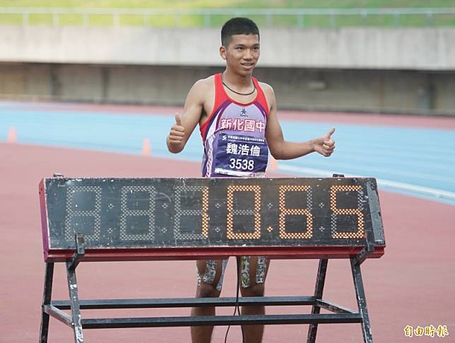 魏浩倫在國男組100公尺決賽飆跑出生涯最佳10秒65，成為台灣史上最速國中生。(記者黃志源攝)