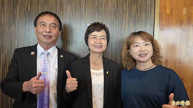 民進黨彰化縣長參選人陳素月(圖中)表示，尊重邱建富的決定。(記者劉曉欣攝)