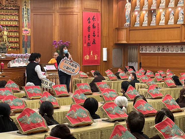 反詐騙真賣力，法會前法師宣導反詐。（圖：警方提供）