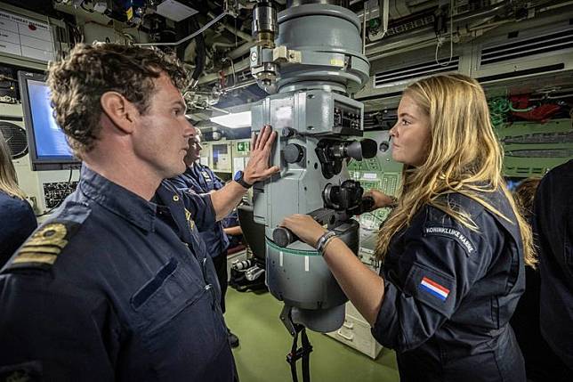 荷蘭艾瑪利亞公主（右）學習操作潛艦。翻攝荷蘭王室官方推特@koninklijkhuis