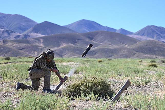 圖為美國海軍人員試射外號「彈簧刀」(Switchblade)的小型無人機。(圖:美國國防部)