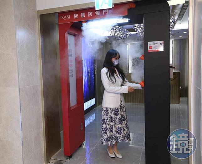 酒店門口裝設了防疫門，可以測體溫及全身消毒。防疫門廠商也特別到場講解示範功能。