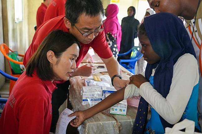 Doctors of a Chinese medical team provide free medical services to local people in Zanzibar, Tanzania, on Jan. 9, 2025. (Xinhua)