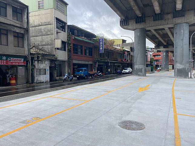 汐止大同路貨櫃橋下停車場-汽車格位。   圖：新北市交通局提供