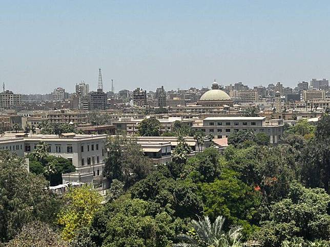  位處沙漠地帶的埃及難得見綠地。圖為俯瞰開羅大學 圍繞在綠地中的教學大樓建築與旁邊的開羅動物園。 中央社記者施婉清開羅攝 113年6月27日