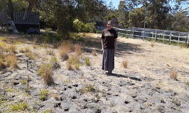 澳洲女子住在水源稀有珍貴的地區，不可能浪費水去維護草坪。英國《衛報》