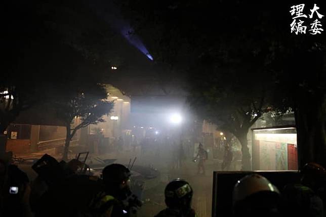 11/16 22:17數十名防暴警方抵達漆咸道南，並施放多枚催淚彈。翻攝自理大學生報編委會臉書）