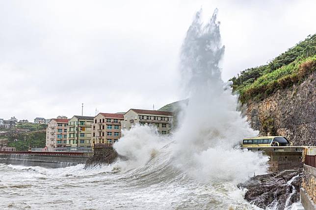 Huge waves are seen near the waters of Jinshatan in Shitang Town, Wenling City of east China's Zhejiang Province, Sept. 19, 2024. (Photo by Xu Weijie/Xinhua)