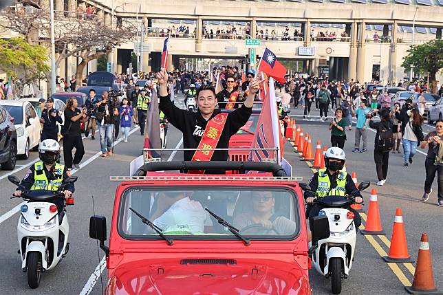 臺南市政府今日舉辦棒球英雄遊行活動，邀請包含「臺灣隊長」陳傑憲等人一同接受眾人的喝采。（臺南市政府提供）