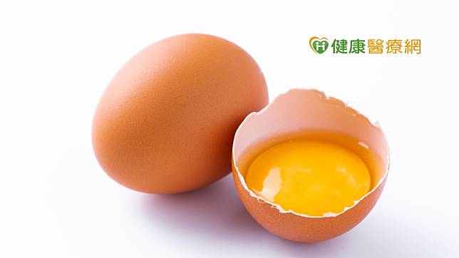 興醫院營養治療科營養師涂蒂雅表示，土雞蛋或白雞蛋的營養價值差別不大，雞蛋顏色與雞隻品種及遺傳有關係，因此顏色不影響其營養價值。雞蛋是優良的蛋白質來源，對於蛋黃沒有限制，除非血膽固醇過高、腎臟病合併電解質異常才需要嚴格限制，一般正常健康人吃蛋黃，對身體不會有太大的壞處，建議吃雞蛋，蛋白跟蛋黃都可以放心吃下肚。