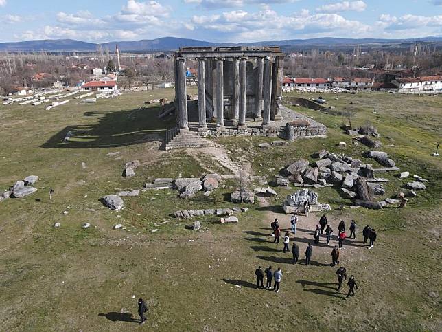 Tourists visit the Aizanoi ancient city in Kutahya Province, Türkiye, on Dec. 27, 2024. (Mustafa Kaya/Handout via Xinhua)