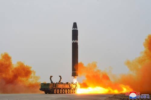 南韓聯合參謀本部表示，9日晚間北韓向朝韓鮮半島西部海域發射1枚飛彈。圖為北韓官媒發布「火星-15」洲際彈道飛彈18日發射演練照片。取自北韓中央通訊社