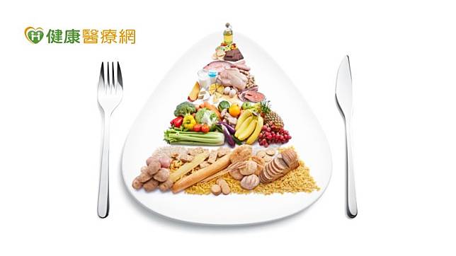 民眾在飲食上應均衡，日常飲食可以依照「飲食金字塔」的建議執行