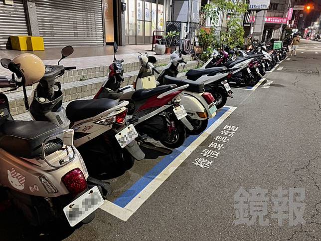 經典款的白色偉士牌機車雖然吸睛，但懸掛舊式車牌，還停在公家機慢車的停車格內，被質疑影響他人停車權益、違規停放。林建鋒攝