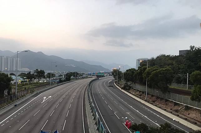 Tolo Highway remained empty despite Chinese University protesters saying it would partially reopen as a 'friendly gesture'. Photo: Thomas Chan