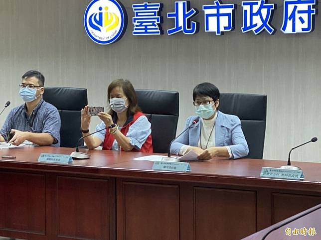 台北市勞動局長陳信瑜今上午開記者會說明，表示台北文華東方昨晚在6時56分提出大量解僱計畫書，預定6月7日資遣212人。(記者楊心慧攝)