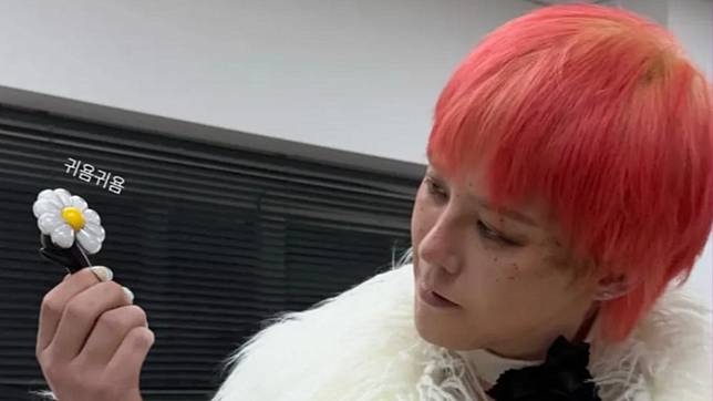 權志龍推出的雛菊手燈很受歡迎。（圖／翻攝自instagram @gdragon_international）