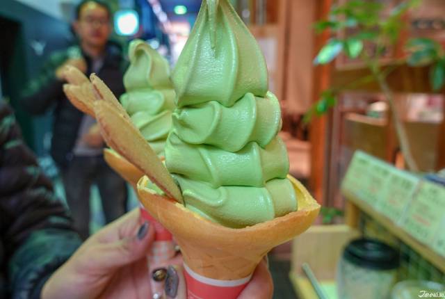 
<p><b>飯後點心</b></p><p>
</p><p>
如果肚子不餓，來個霜淇淋也是不錯的！距離JINS心齋橋店步行2分鐘的抹茶冰淇淋也很推薦喔。</p><p>
</p><p>
<b>宇治香園</b></p><p>
地址：大阪市中央区心斎橋筋1丁目5-19</p><p>
營業時間：店鋪11:00-19:30／內用12:00-18:00</p><p>
<a href=