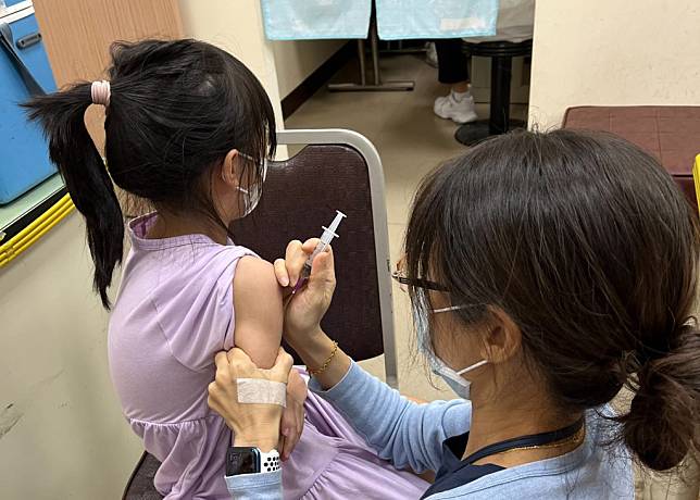 111年度公費流感疫苗10月1日起分兩階段開打，10月底前還在社區及職場安排至少130處接種站，讓市民可就近前往接種，呼籲多加利用。(記者鄭鈞云攝)