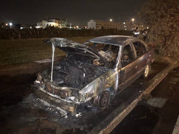 台中市中清路九段今凌晨發生火燒車事故，車內有兩具焦屍。(記者張軒哲翻攝)
