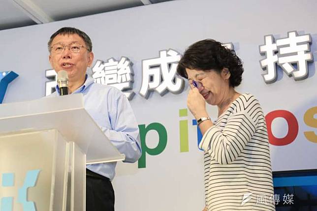 台北市長柯文哲16晚在饒河街夜市演說時感謝妻子陳佩琪，陳佩琪感動落淚。（簡必丞攝）