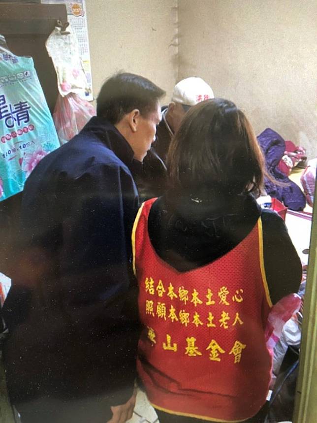新化分局員警偕同華山基金會人員關懷偏區獨居老人。（記者黃文記翻攝）