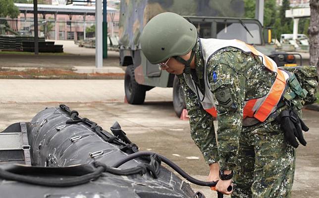 第三作戰區官兵實施突擊舟及操舟機整備作業。（第三作戰區提供）