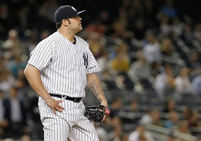 張伯倫（Joba Chamberlain）手握洋基、皇家冠軍戒。法新社