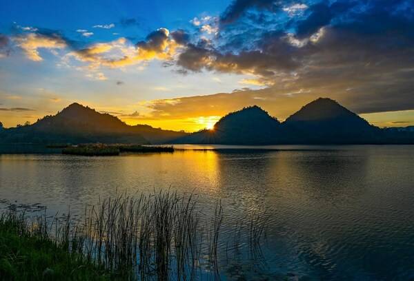 The beautiful scenery of Moon Lake in the Moon Lake Park of SW China’s Guiyang.